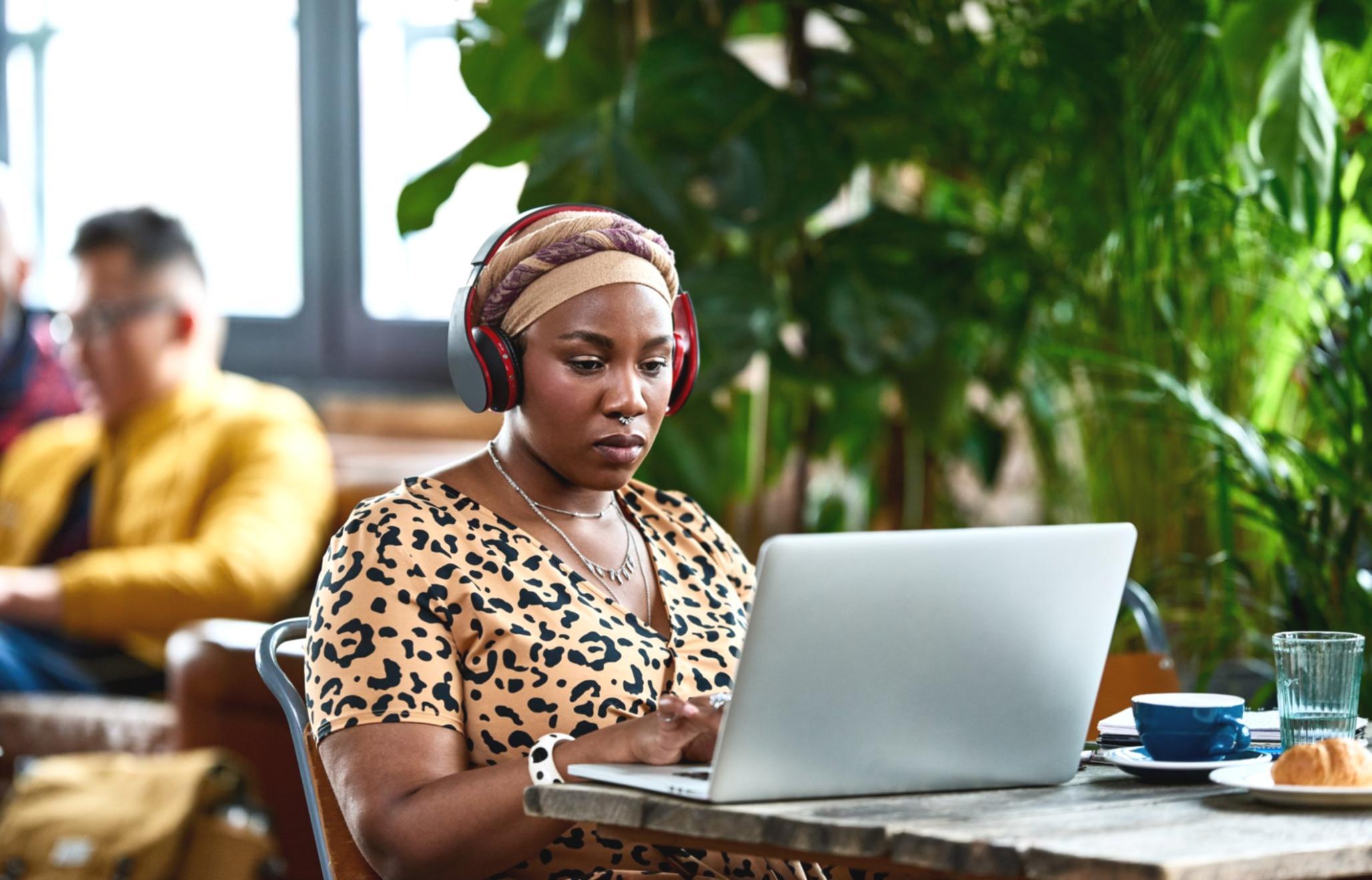 Estudiantes diversos en sesión de aprendizaje